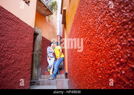 Couple kissing in El Callejon del Beso, Guanajuato, state Guanajuato, Mexico Stock Photo