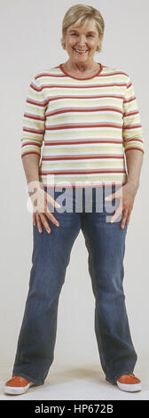 Seniorin in Jeans und Pulli (model-released)
