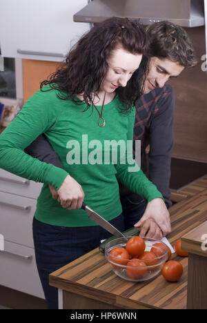 Model released , Paar beim gemeinsamen Kochen in der Kueche - couple cooking together Stock Photo