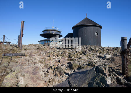 Poland, Karkonosze (Krkonose) Mountains, Sniezka Mountain peak, St. Lawrence Chapel and shelter with meteorological observatory Stock Photo