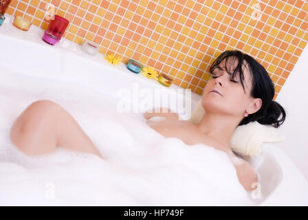 Model released, Junge Frau, 25+, liegt entspannt in der Badewanne - young woman takes a bath Stock Photo