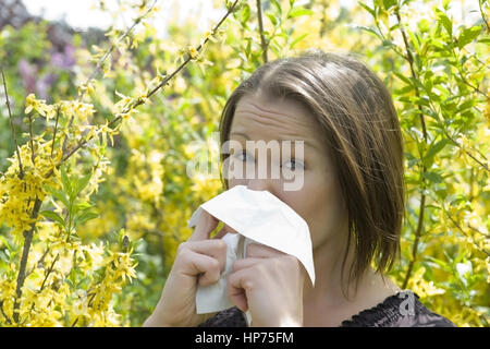 Model released, Junge Frau mit Pollenallergie im Fruehling - woman with pollen allergy