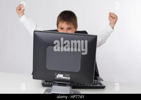 Model released, Junge, 8, arbeitet am Computer - boy using computer Stock Photo