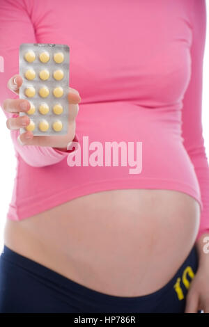 Model released, Schwangere Frau mit Tablettenpackung - pregnant woman with tablets Stock Photo