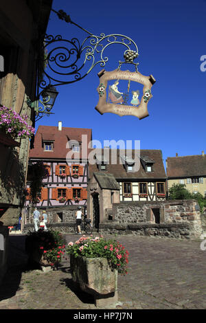 Pont Fortifié de 1514 sur la rivière Weiss dans le centre du village, enseigne fabrique de santons. Kaysersberg.  F 68 Stock Photo