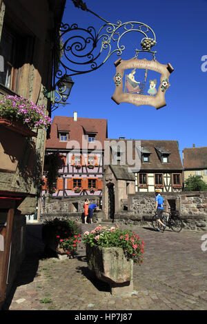 Pont Fortifié de 1514 sur la rivière Weiss dans le centre du village, enseigne fabrique de santons. Kaysersberg.  F 68 Stock Photo