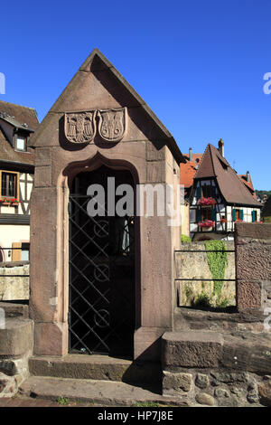 Pont Fortifié de 1514 sur la rivière Weiss dans le centre du village, enseigne fabrique de santons. Kaysersberg.  F 68 Stock Photo