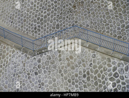 Treppe an einer Steinmauer Stock Photo