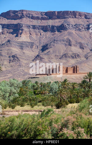 Draa River Valley Scene, Morocco.  Ksar (Kasbah) Tamnougalt, near Agdz. Stock Photo