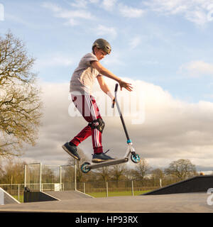 Athletic boy en casco y rodilleras aprende a monopatín en un skate park. La  educación de los niños, deportes Fotografía de stock - Alamy