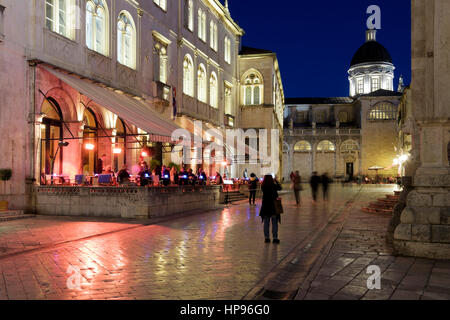People alfresco dining near the Cathedral, Stradum (Placa), early evening, Dubrovnik, Croatia Stock Photo