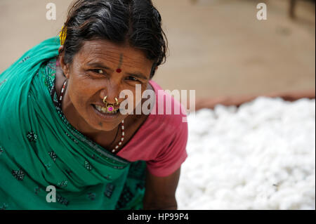 INDIA Odisha Orissa, Raygada, tribal village Bishnuguda, Dongria Kondh tribe, woman with organic and fair trade cotton / INDIEN Odisha Orissa, Raygada, Dorf Bishnuguda, Ureinwohner Dongria Kondh, Frau mit fairtrade und Biobaumwolle Stock Photo