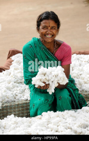 INDIA Odisha Orissa, Raygada, tribal village Bishnuguda, Dongria Kondh tribe, woman with organic and fair trade cotton / INDIEN Odisha Orissa, Raygada, Dorf Bishnuguda, Ureinwohner Dongria Kondh, Frau mit fairtrade und Biobaumwolle Stock Photo