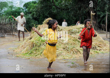 INDIA Odisha Orissa, Raygada, tribal village Malligoan, Dongria Kondh tribe, children do rope jumping / INDIEN Odisha Orissa, Raygada, Dorf Malligoan, Ureinwohner Dongria Kondh, Kinder beim Seil springen Stock Photo