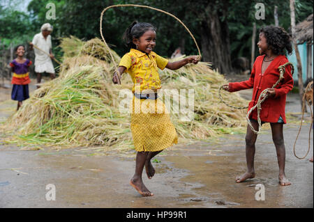 INDIA Odisha Orissa, Raygada, tribal village Malligoan, Dongria Kondh tribe, children do rope jumping / INDIEN Odisha Orissa, Raygada, Dorf Malligoan, Ureinwohner Dongria Kondh, Kinder beim Seil springen Stock Photo