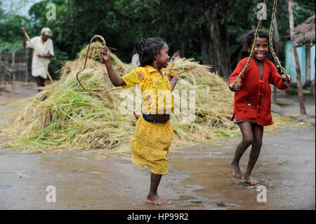 INDIA Odisha Orissa, Raygada, tribal village Malligoan, Dongria Kondh tribe, children do rope jumping / INDIEN Odisha Orissa, Raygada, Dorf Malligoan, Ureinwohner Dongria Kondh, Kinder beim Seil springen Stock Photo