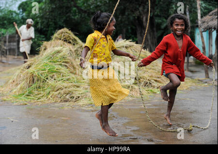 INDIA Odisha Orissa, Raygada, tribal village Malligoan, Dongria Kondh tribe, children do rope jumping / INDIEN Odisha Orissa, Raygada, Dorf Malligoan, Ureinwohner Dongria Kondh, Kinder beim Seil springen Stock Photo