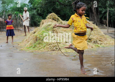 INDIA Odisha Orissa, Raygada, tribal village Malligoan, Dongria Kondh tribe, children do rope jumping / INDIEN Odisha Orissa, Raygada, Dorf Malligoan, Ureinwohner Dongria Kondh, Kinder beim Seil springen Stock Photo