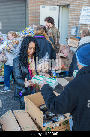 Flint, Michigan - The Muslim Food Pantry. Twice a month, members of Flint's Muslim community distribute free food to anyone who needs it. Stock Photo