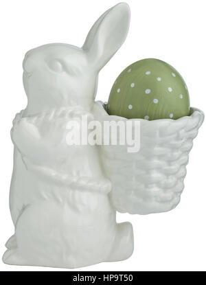 Weisser Keramik-Osterhase mit Ei im Korb Stock Photo