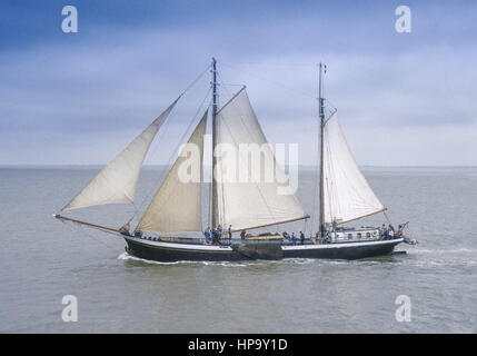 Altes Segelschiff, Zweimaster, auf dem Meer Stock Photo