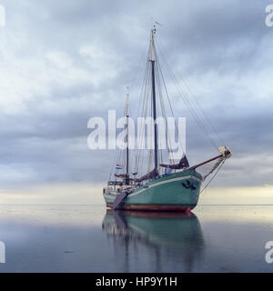 Altes Segelschiff, Zweimaster, in ruhigem Wasser Stock Photo