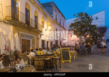 Typical tapeo street, Guzman El Bueno, in Tarifa at nightime. Tarifa, Costa de la Luz, Cadiz, Andalusia, Spain. Stock Photo