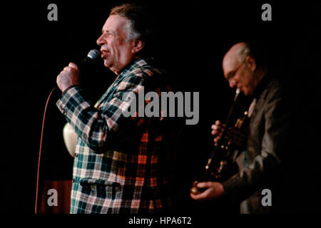 George Melly on stage 1987 Stock Photo