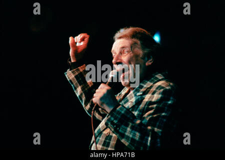 George Melly on stage 1987 Stock Photo