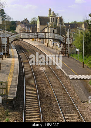 Train tracks, footbridge and deserted station platforms, Stamford Railway Station, Stamford, Lincolnshire, England, UK Stock Photo