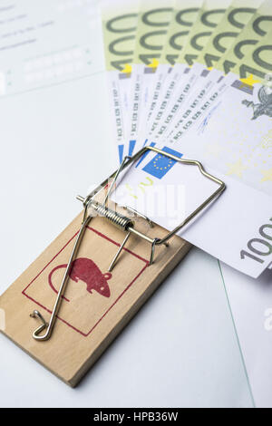 Mausefalle mit 100 Euro Scheinen, Steuerunterlagen Stock Photo