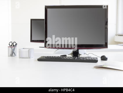 Bildschirm, Tastatur und Maus auf einem Schreibtisch Stock Photo