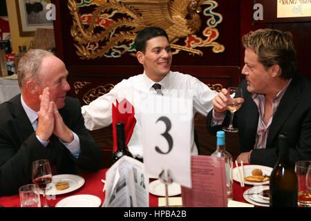 Labour Party Conference. Yang Sing restaurant. L-R Richard Leese, David Milliband and Eddie Izzard. Stock Photo