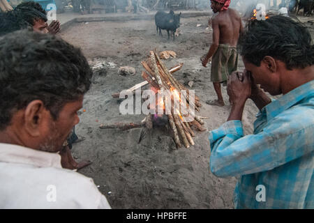 PURI, INDIA:  The body of a man is being cremated in Swargadwar crematorium in Puri, India. This sacred site witnesses huge crowds of devotees, which go on increasing every year.  HOW TO LICENCE THIS PICTURE: Please contact me via e-mail at simon.padovani@gmail.com or call +39 3921454211 for prices and terms of copyright. First Use Only ,Editorial Use Only, All repros payable, No Archiving. ©Simone Padovani Stock Photo