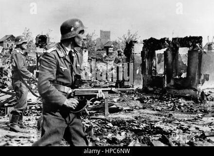 Soldiers of German Wehrmacht pictured in the Battle of Stalingrad, Soviet Union, in October 1942. The original photography from which this digital image was made reads on its backside the national-socialistic propaganda from 22 October 1942: 'Air Force soldiers in Stalingrad. Soldiers of the air force advance in the entirely destroyed streets of Stalingrad to purge the area.' Fotoarchiv für Zeitgeschichte | usage worldwide Stock Photo