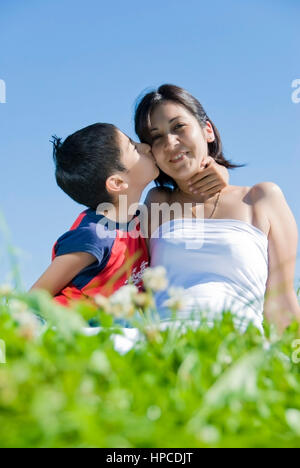 Model Released Mutter Mit Sohn In Der Wiese Mother With Son In My Xxx