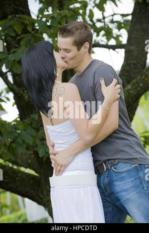Model released , Junges Liebespaar kuesst sich - kissing couple Stock Photo