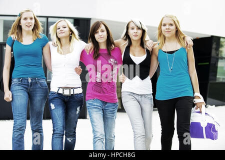 Model released , Fuenf jugendliche Maedchen spazieren Arm in Arm - five teenage girls walking Stock Photo