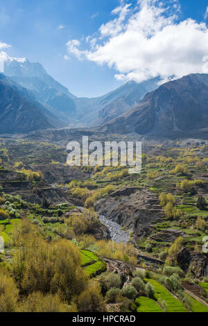 Beautiful mountain landscape on Annapurna circuit trek in Himalayas, Nepal Stock Photo