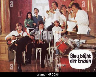 Blau blüht der Enzian, Deutschland 1973, Regie: Franz Antel, Darsteller: Sascha Hehn (links), Hans Hansi Kraus (daneben), Ilja Richter (hinten), Evi Kent Stock Photo