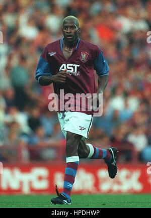 UGO EHIOGU ASTON VILLA FC 18 August 1997 Stock Photo