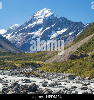 Aoraki/Mount Cook National Park, Canterbury, New Zealand. View up the Hooker Valley to the snow-capped summit of Aoraki/Mount Cook. Stock Photo