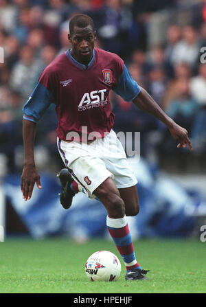 UGO EHIOGU ASTON VILLA FC 05 October 1997 Stock Photo