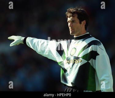 RAIMOND VAN DER GOUW MANCHESTER UNITED FC 06 October 1997 Stock Photo