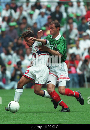 Luis Alves of Mexico. 1998 World Cup Finals card.