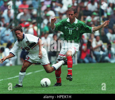 Luis Alves of Mexico. 1998 World Cup Finals card.