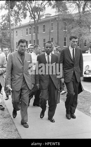 James Meredith walking on the campus of the University of Mississippi accompanied by U S marshals, Oxford, MS, 10/01/1962. Photo by Marion S Trikosko Stock Photo