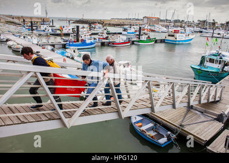 Fishermen unload their catches, Port of l’Herbaudière,  Île de Noirmoutier, La Vendée, Pays de la Loire, France Stock Photo