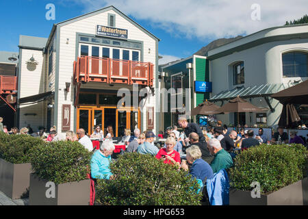 Queenstown, Otago, New Zealand. Customers on the busy terrace of Pier 19, a lakefront restaurant and café. Stock Photo