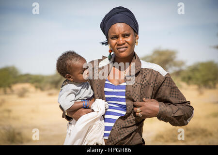 Senegalese woman and her child near Tilla village in northern Senegal Stock Photo